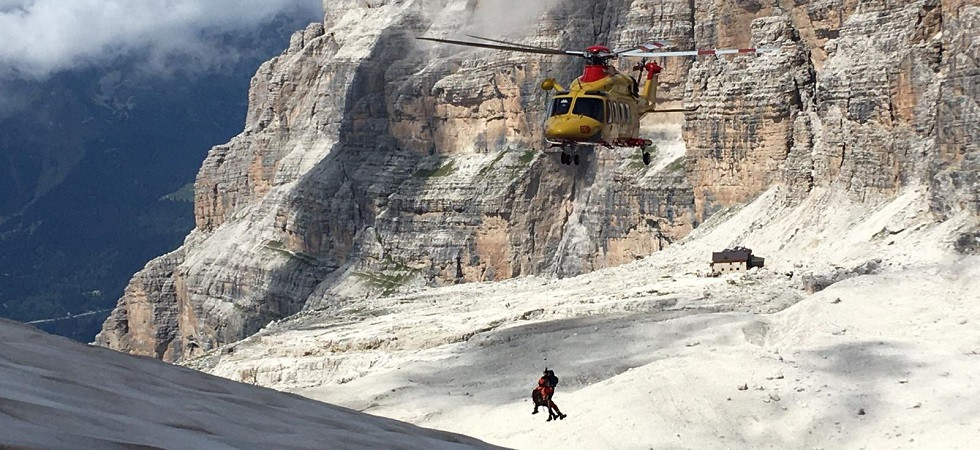 La moglie 59enne scivola per 80 metri sul nevaio: due turisti tedeschi soccorsi sulle Dolomiti di Brenta